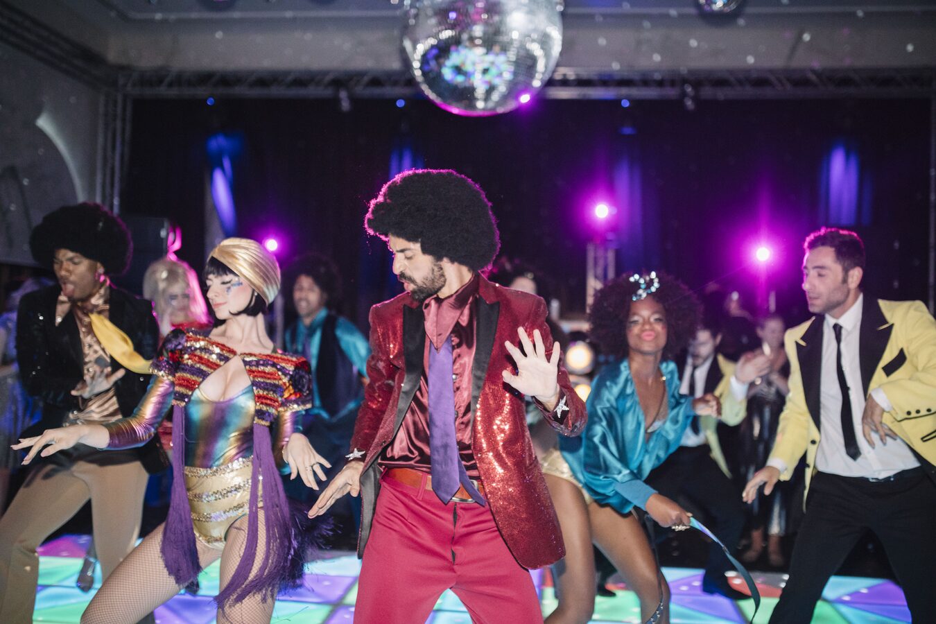 Bailarinos com fatos disco numa pista iluminada, no evento Soul Man