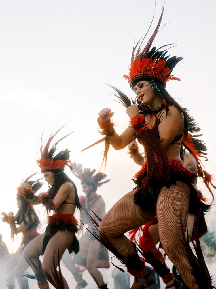 Bailarinas com toucados de penas vermelhas