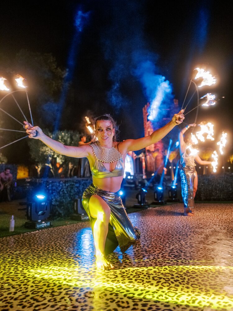 Artista de fogo numa calçada iluminada