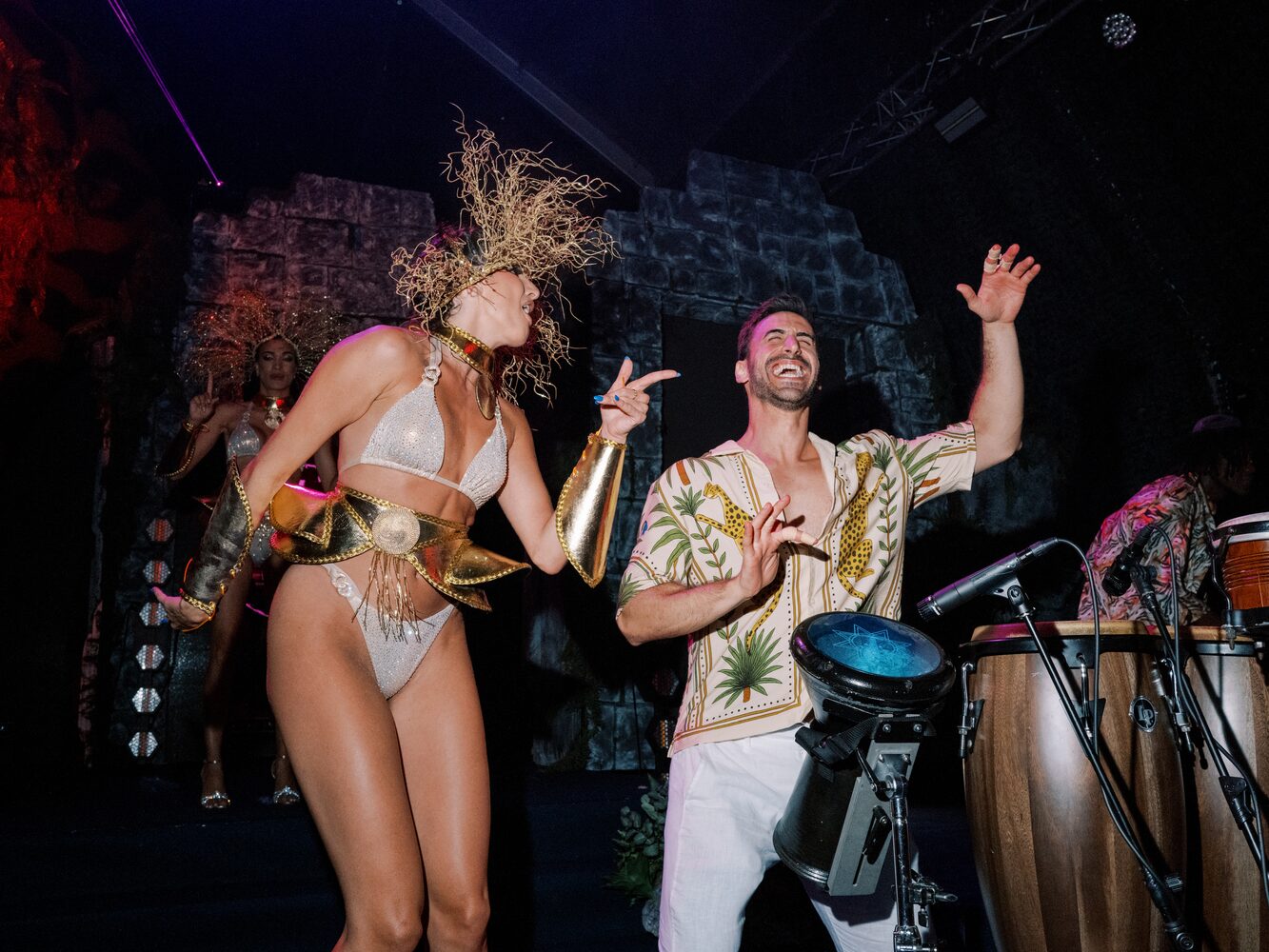 Bailarina e percussionista em palco
